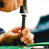 京都職人以槌子敲打皮革上的釘子，製作手提托特包。展示製作過程，突出職人手工藝。