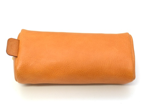 駝色皮革圓角筆袋，帶有同色系皮革拉環，置於白色背景上。