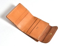 職人手作皮革方形短夾，採用鞣製皮革製作，呈現自然的棕褐色調。錢夾內部有卡槽和一個銅扣零錢袋，以白色縫線加固邊緣，展現精緻工藝。