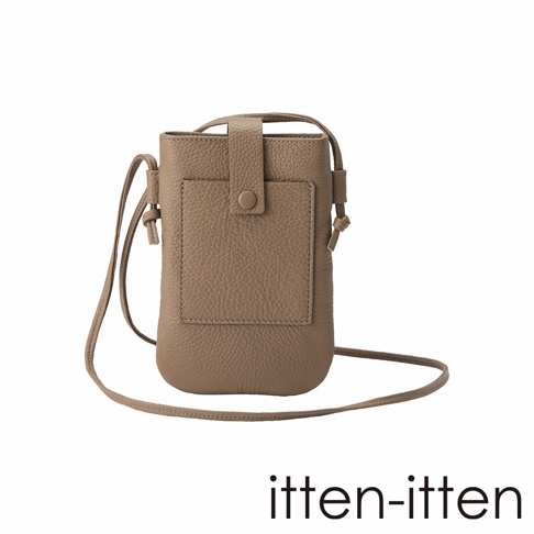 itten-itten 品牌 taupe 色皮革手機包，帶有磁扣翻蓋和外部貼袋，以及可調節的細長肩帶。