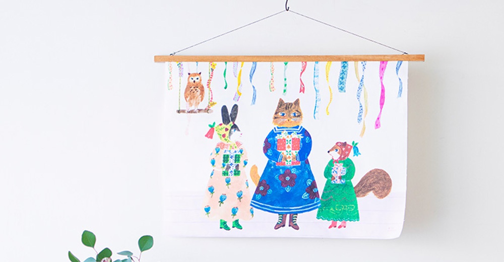 無框帆布藝術海報，以白色為底，描繪了貓、兔子、狐狸和貓頭鷹等動物角色，牠們穿著色彩鮮豔的服飾，手持禮物，背景有彩帶裝飾。