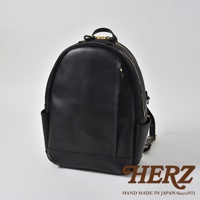 黑色皮革多功能後背包，設有拉鍊主隔層、外部拉鍊口袋、側邊插袋及金屬拉鍊。