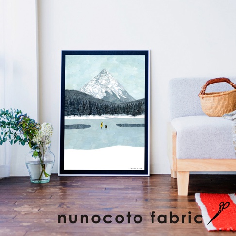 無框帆布藝術海報，描繪一座被雪覆蓋的山脈，下方為結冰的湖面，湖上有兩個人影，周圍是冬季的松樹林，整體色調為冷色系。