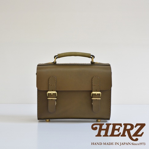 橄欖綠皮革迷你手提/斜肩兩用包，設有兩個金屬釦環和一個手提帶，簡約設計。