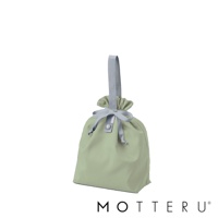 淺綠色輕時尚摺疊保冷束口袋，材質為尼龍，頂部有灰色提把和灰色綁帶束口，中央有銀色按扣，可輕鬆收納。