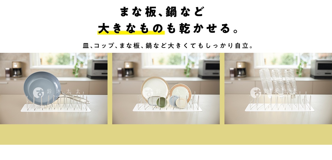 銀色不鏽鋼伸縮式瀝水架，附白色防水墊，展示架上置有灰色平底鍋、多個白色及藍色盤子，以及三個透明塑膠瓶。