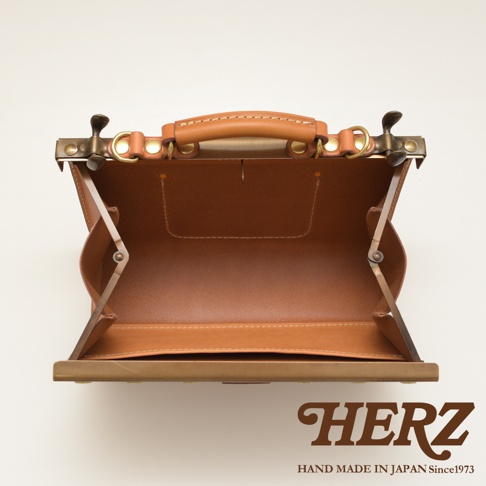職人手作皮革復古口金兩用手提包，焦糖棕色，皮革材質，展示包包內部結構與金色金屬扣件。