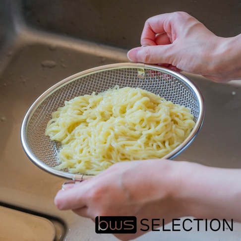 bws SELECTION 品牌下的可拆式不鏽鋼圓型簡約萬用瀝水盤-19cm，盛裝著沖洗後的麵條。