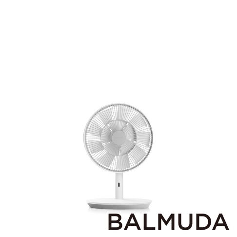 白色BALMUDA GreenFan風扇，具有圓形風扇網罩、三葉扇片及直立式支架，底座為圓形，整體為簡約設計。