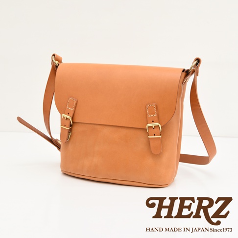 日本HERZ職人手作皮革雙扣旅行郵差包，附有金屬釦帶和可調式肩帶