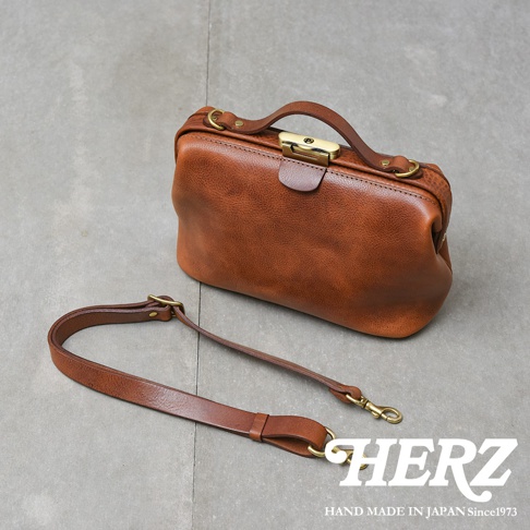 日本HERZ手工皮革Organ鎖孔式大開口肩背包M-7，設有可拆卸的長背帶，適合日常攜帶。