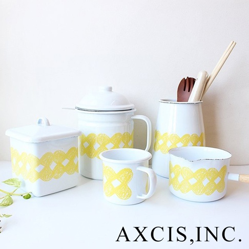 一套白色琺瑯廚具，包含方形儲物罐、附蓋水壺、馬克杯和帶木柄的湯鍋，均飾有黃色交織圖案。