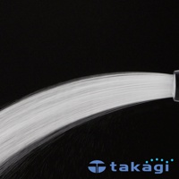 超手感全功能噴水槍 GNZ101N11，噴射出細緻且均勻的白色水流，水流呈弧形散開，噴頭為黑色，背景為黑色。