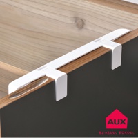 白色塑膠材質的兩用收納袋架，掛在木紋與深色板材邊緣，用於懸掛收納袋。