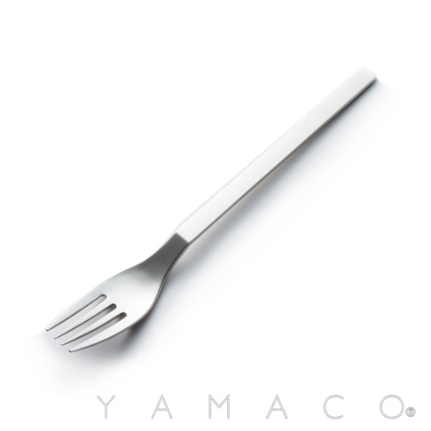 一只不鏽鋼叉，叉頭有四個叉齒，手柄為扁平設計，整體呈銀色。