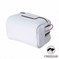 JETTER 迷你側背包 CJTH-040，採用白色荔枝紋皮革製成，包身呈現方形盒狀，頂部有品牌標誌標籤，側面有拉鍊開口及金屬扣環。