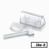 透明塑膠製成的三件式手動轉轉擠牙膏夾，包含一個彎曲的蓋子、一個帶有擠壓機構的長柄，以及一個用於固定牙膏管的底座。