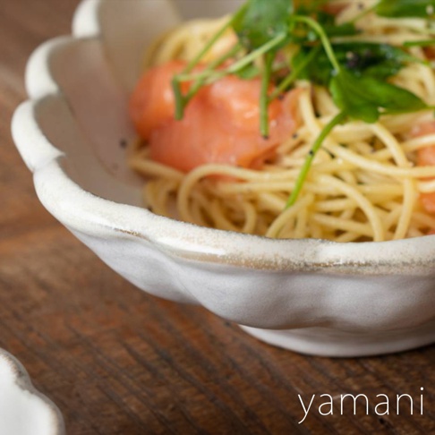 六魯粉引花型橢圓料理盤，內盛義大利麵、煙燻鮭魚及芝麻葉，盤緣呈現不規則的粉引釉色，質感樸實。