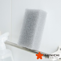 銀灰色網狀海綿，質地柔軟，呈長方形，置於金屬桿上，旁邊有噴霧瓶。