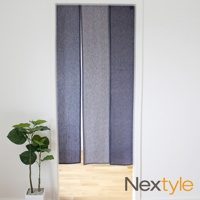 岡山暖意三開門簾，由深藍、灰藍、淺灰三種色調的布料組成，材質為亞麻混紡，具有自然的紋理。門簾垂掛於門框中，展現簡約的風格。