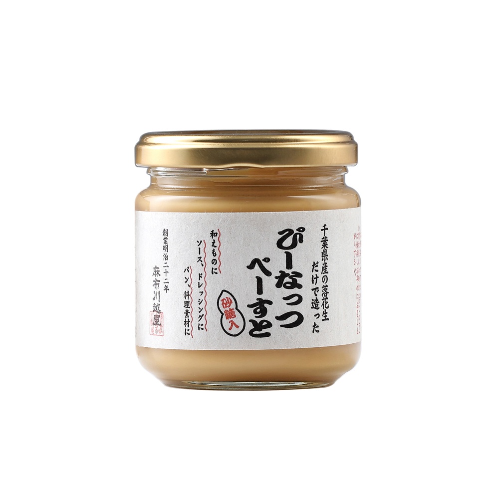 玻璃罐裝的柔滑花生醬，內含淡棕色醬料，瓶蓋為金色。標籤上有日文文字，其中部分為紅色。