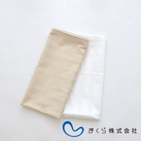 兩件特製柔彈午睡枕專用枕套，分別為米白色和白色，皆為條紋織紋，材質光滑，疊放在白色背景上。