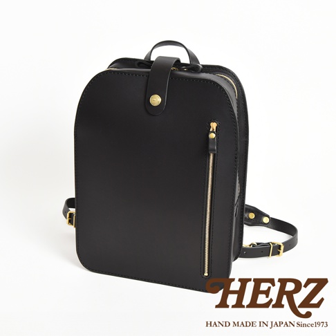 黑色皮革材質的兩用後背包，設有頂部提把、拉鍊主開口，前方有一個垂直拉鍊口袋，並有可調節式肩帶。