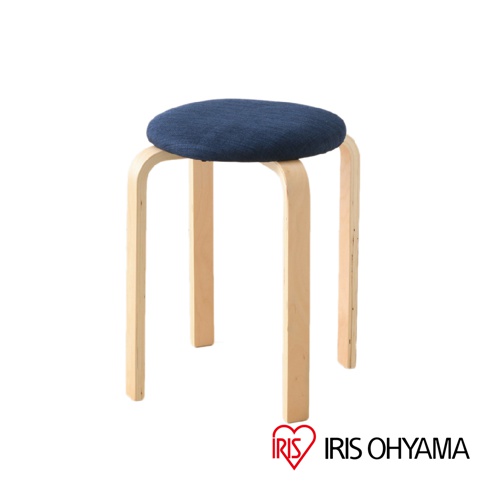木質圓椅凳，配有深藍色布面坐墊，椅腳由淺色木材製成，呈現簡約的北歐風格。