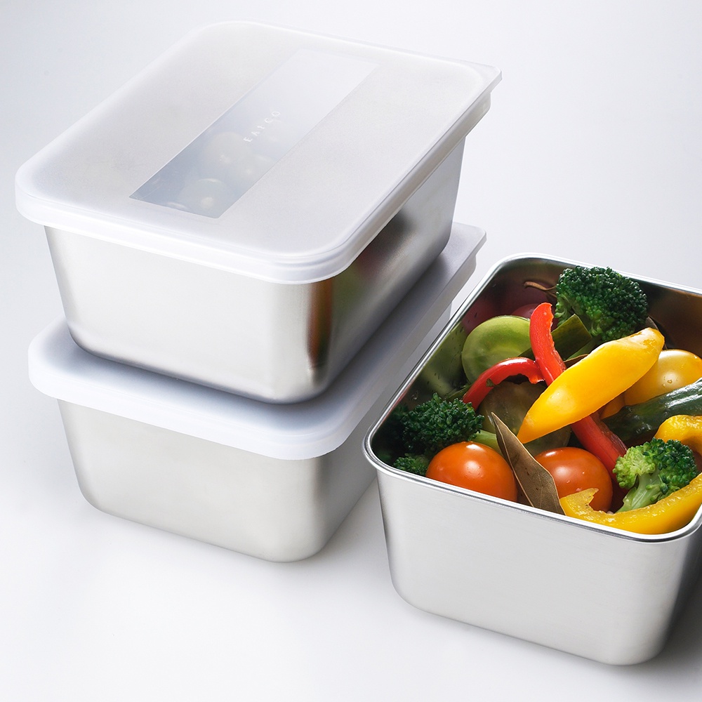 日製不鏽鋼食物儲存盒，有白色半透明蓋子，其中一個盒內裝有西蘭花、番茄、黃椒、紅椒等蔬菜。