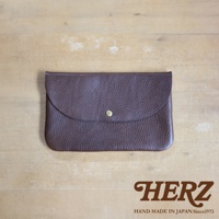 深棕色皮革製成、附有鈕扣式翻蓋的小物收納袋，材質紋理清晰，風格簡約。