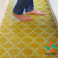 黃色菱形格紋榻榻米廚房地墊，材質為藺草，觸感舒適，適合廚房或任何需要吸濕防滑的空間。