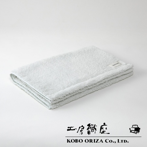 MOFA 今治柔感極甘撚系匹馬棉毛巾，淺藍色，觸感柔軟，材質為匹馬棉，毛巾對折後平放在白色背景上，角落有品牌標籤。