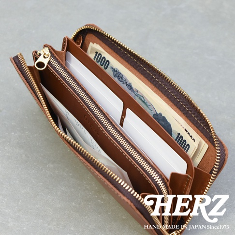 職人手作皮革Organ拉鍊長夾，棕色，展示內部結構，內有日圓鈔票與卡片，拉鍊為金色。