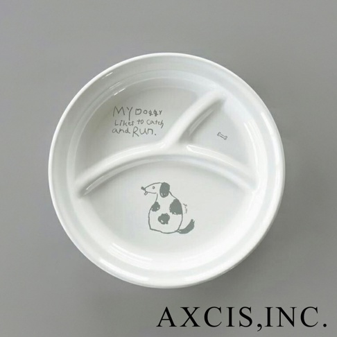 白色琺瑯材質的分隔餐盤，盤面有手繪風格的斑點狗圖案，並有英文文字「MY Doggy Likes to catch and Run.」以及一根骨頭圖案。