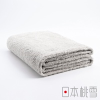 對折的淺灰色今治細絨浴巾，質地柔軟蓬鬆，邊緣有細緻的毛圈。