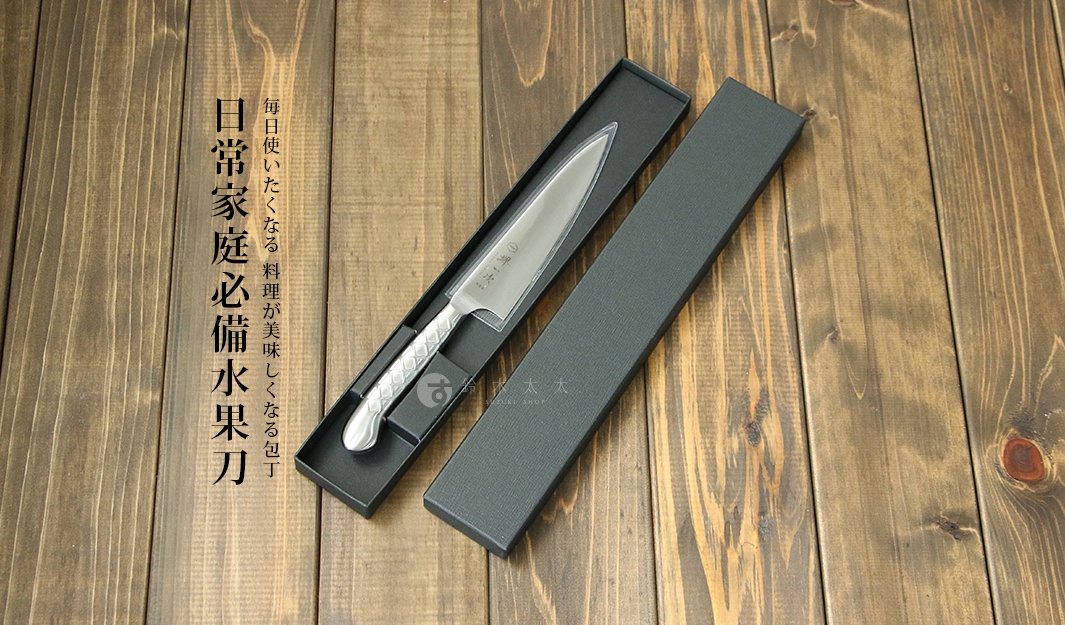 [堺一次] 不鏽鋼水果刀，刀刃長 13 公分，銀色不鏽鋼材質，配有銀色紋理手柄，置於黑色禮盒內，置於木紋背景上。