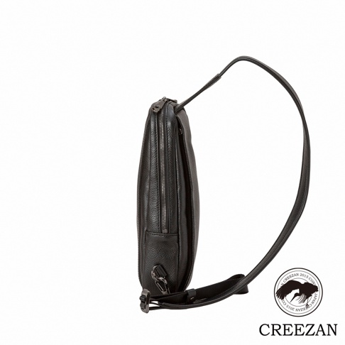 JETTER 隨身側背包 CJTE-021 黑色，採用荔枝紋皮革材質，設有雙拉鍊開口，搭配可調節式肩帶與金屬扣環。