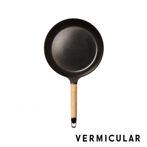 日本製黑色琺瑯鑄鐵平底深鍋，搭配木質手柄，鍋身直徑26公分。