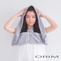 一位女性頭戴淺灰色毛巾布材質的吸水頭巾，頭巾連帽，前面有兩個白色按扣。