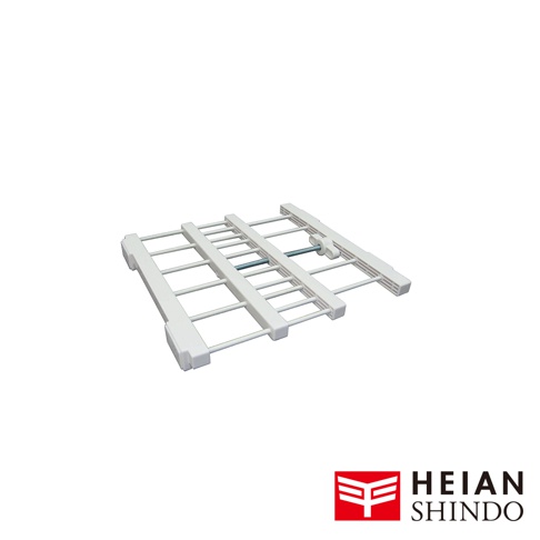 平安伸銅設計的伸縮縫隙置物架，具有多條橫桿和可調節的螺絲結構，適合窄小空間收納。