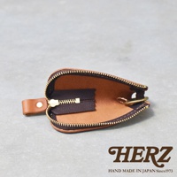 職人手作皮革Organ拉鍊鑰匙包，展示棕色皮革材質，拉鍊為金屬材質，內有鑰匙圈。