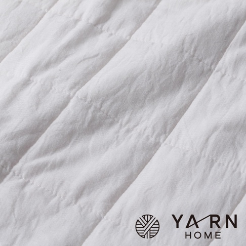 白色脫脂棉混紗速乾格紋毛巾，材質柔軟，紋理清晰，帶有品牌標誌。