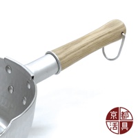 厚板鋁雪平鍋，鍋身為銀色金屬材質，配有淺木色木柄，木柄末端有銀色金屬掛環。