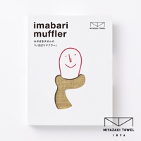 今治匹馬棉雙色圍巾，米白色包裝紙盒上印有品牌Logo與日文產品名稱，盒中央挖空露出圍巾的織紋與金黃色。