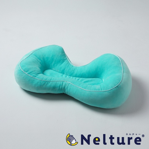 一塊土耳其藍色的瑜珈感舒壓美姿矯正坐墊，品牌為 Nelture