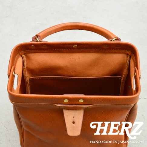 職人手作皮革Organ兩用方形口金托特包，呈現經典醫生包造型，採用鞣製皮革，具有自然紋理與溫潤光澤，內部分層設計，方便收納。