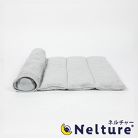 Amaze plus Nelture捲捲快眠今治毛巾枕-二代，灰色毛巾枕，展開狀態，一端捲起，上面有品牌Logo。