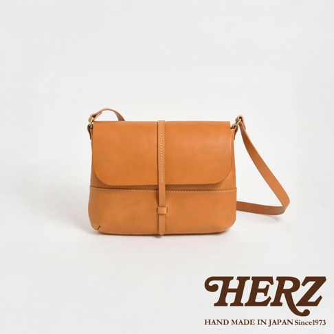 日本HERZ職人手作皮革細扣帶馬鞍包，駝色，設有細長的肩帶和金屬扣。