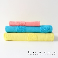 三條堆疊的今治無撚紗質柔膚浴巾，顏色分別為粉紅色、藍綠色和黃色，浴巾上帶有水玉點點的織紋。