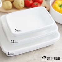 三個不同尺寸的長方型淺型白色琺瑯保存容器堆疊，標示有 S、M、L 字樣。背景為木質砧板，放有馬鈴薯、番茄和黃甜椒。